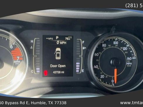 Used 2018 Jeep Cherokee Latitude Plus w/ Cold Weather Group AWD/4WD image 10