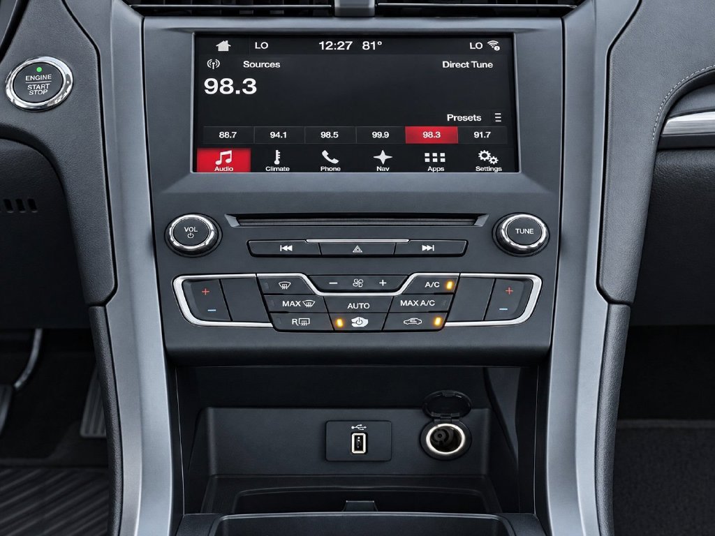 Used 2018 Ford Fusion SE w/ Equipment Group 201A FWD image 14