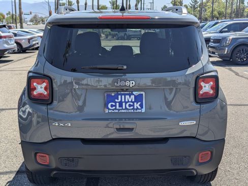 Used 2022 Jeep Renegade Latitude AWD/4WD image 3