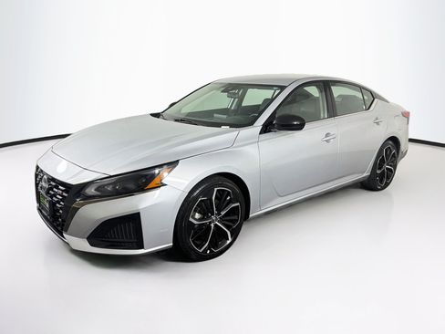 Used 2024 Nissan Altima 2.5 SR FWD image 3