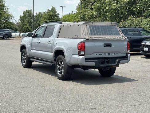 Used 2018 Toyota Tacoma TRD Sport AWD/4WD image 4