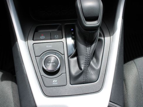 Used 2025 Toyota RAV4 LE AWD/4WD image 24