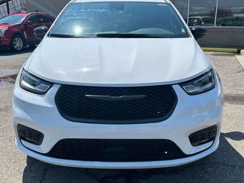 Used 2025 Chrysler Pacifica Limited FWD image 2