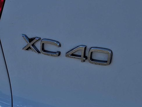 Used 2019 Volvo XC40 T5 Momentum image 29