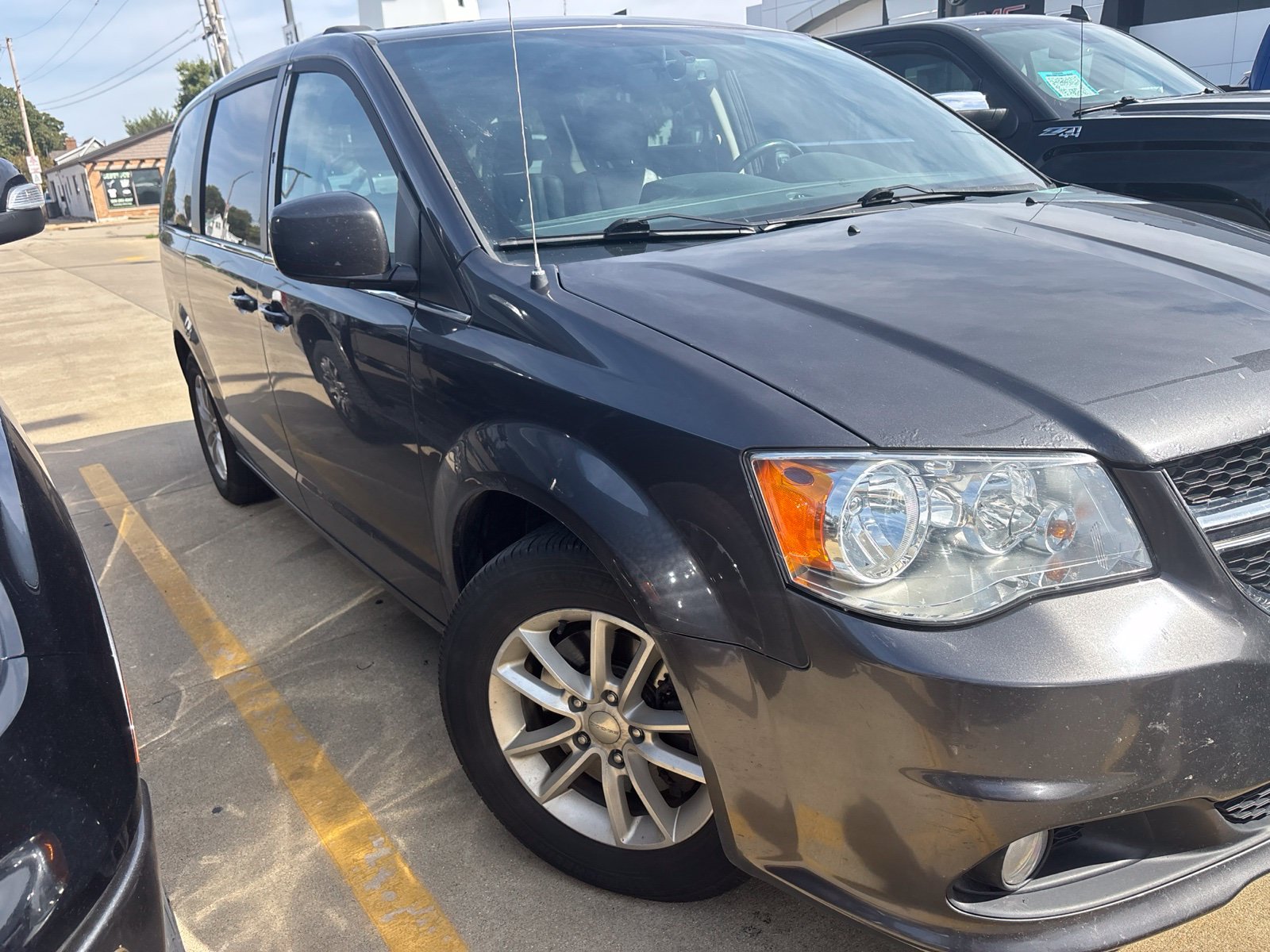 Used 2018 Dodge Grand Caravan SXT FWD image 2