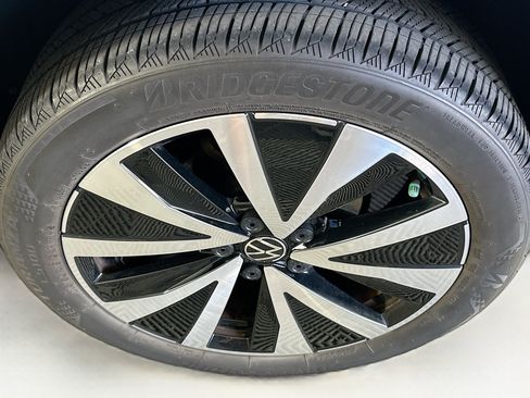 Used 2024 Volkswagen Taos SE w/ Panoramic Sunroof Package FWD image 11