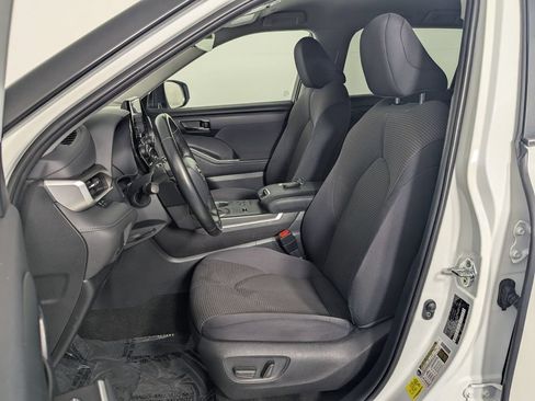 Used 2023 Toyota Highlander LE FWD image 13