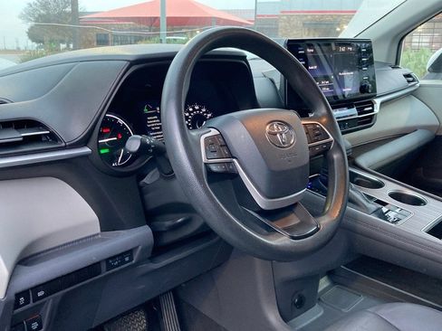 Used 2021 Toyota Sienna LE image 9