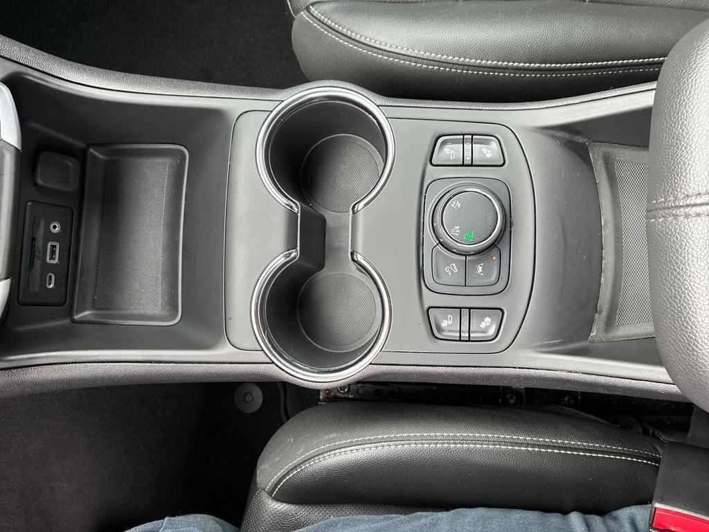 Used 2024 GMC Terrain SLT AWD/4WD image 17