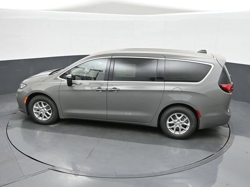Used 2025 Chrysler Pacifica Select FWD image 29