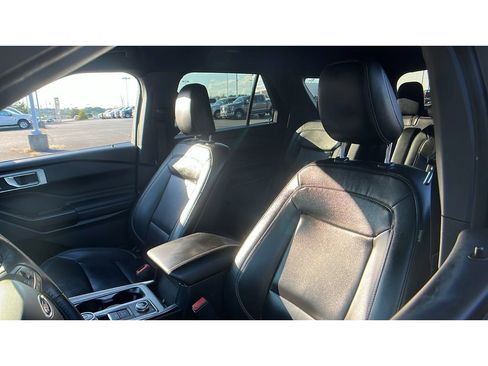 Used 2020 Ford Explorer XLT w/ Equipment Group 202A image 5