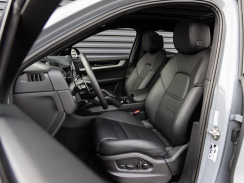 Certified 2026 Porsche Cayenne Coupe image 5