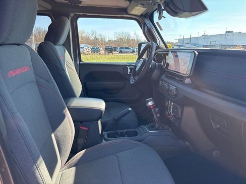 Used 2025 Jeep Wrangler Unlimited Rubicon w/ Convenience Group AWD/4WD image 36