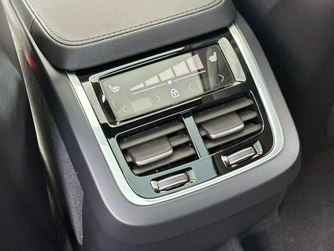 Certified 2025 Volvo XC90 B6 Plus AWD/4WD image 15