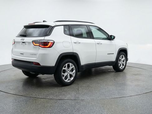 Used 2025 Jeep Compass Latitude AWD/4WD image 9