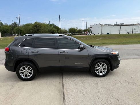 Used 2017 Jeep Cherokee Latitude w/ Comfort & Sound Group FWD image 6