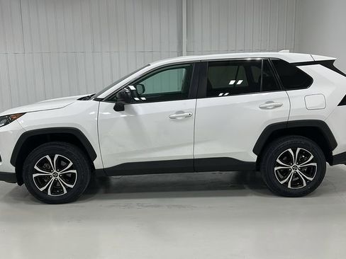 Used 2022 Toyota RAV4 LE image 2