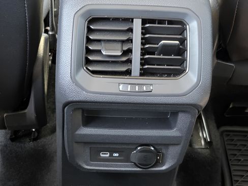 Used 2023 Volkswagen Tiguan SE image 12