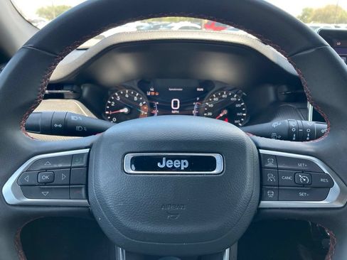 Used 2025 Jeep Compass Trailhawk AWD/4WD image 15