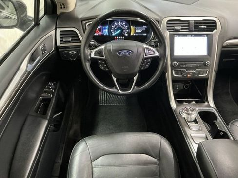 Used 2018 Ford Fusion SE w/ Fusion SE Technology Package image 11