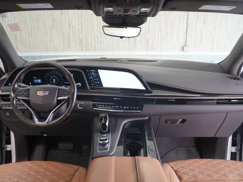 Used 2021 Cadillac Escalade Premium Luxury AWD/4WD image 17