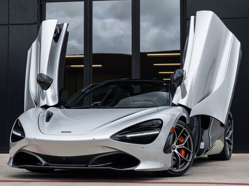 Used 2020 McLaren 720S Spider image 2