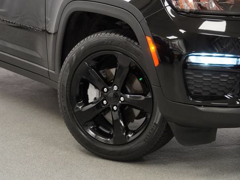 Used 2024 Jeep Grand Cherokee Limited w/ Black Appearance Package AWD/4WD image 4