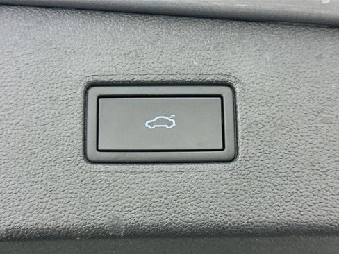 Used 2024 Volkswagen Tiguan SE w/ Panoramic Sunroof Package image 32