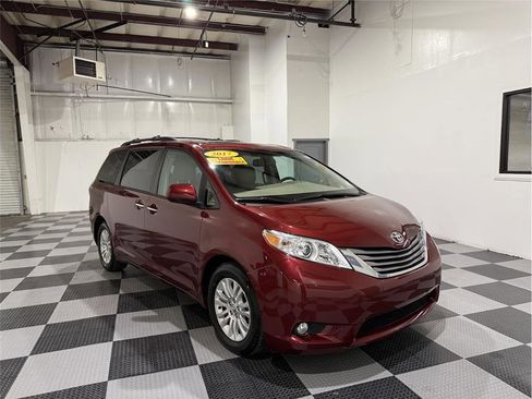 Used 2017 Toyota Sienna XLE Premium image 2