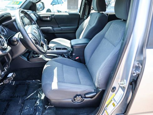 Used 2019 Toyota Tacoma TRD Off-Road AWD/4WD image 9