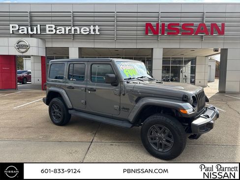 Used 2020 Jeep Wrangler Unlimited Sahara image 5