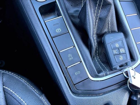 Used 2024 Volkswagen Jetta SE image 32