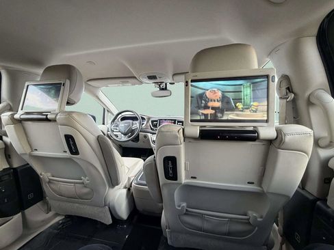 Used 2017 Chrysler Pacifica Touring-L Plus w/ Tire & Wheel Group image 26