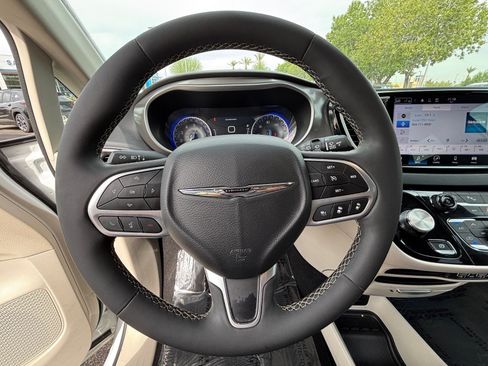 Used 2024 Chrysler Pacifica Touring-L FWD image 12