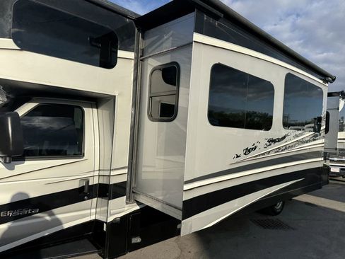 Used 2017 Ford E-450 and Econoline 450 Super Duty w/ Motorhome Prep Package RWD image 9