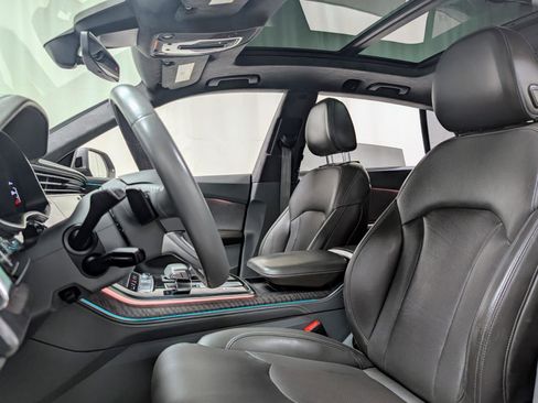 Used 2019 Audi Q8 Prestige w/ Luxury Package image 15