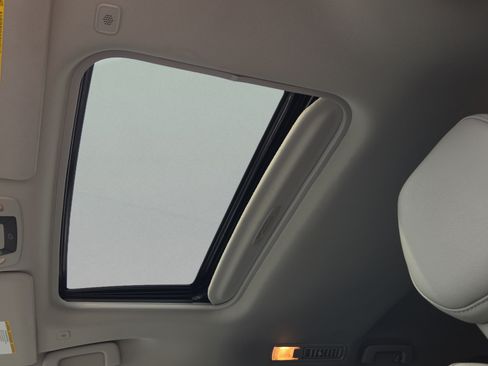 Used 2025 Toyota Sienna XLE FWD image 19