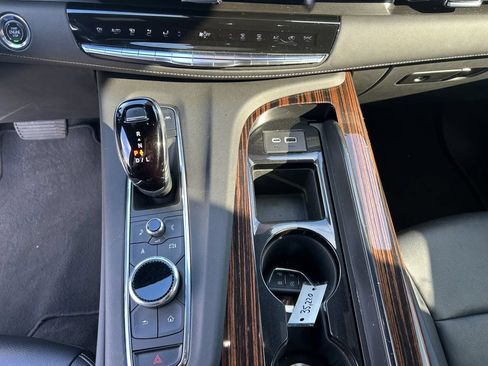 Used 2023 Cadillac Escalade Luxury AWD/4WD image 10