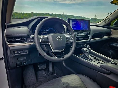 Used 2025 Toyota Grand Highlander AWD image 13