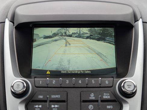 Used 2017 Chevrolet Equinox LT w/ Convenience Package image 3