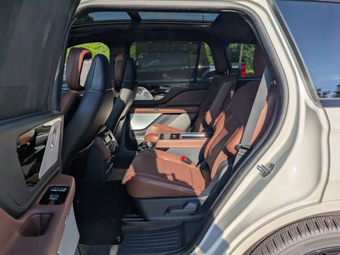 Used 2025 Lincoln Aviator Reserve w/ Equipment Group 201A AWD/4WD image 29