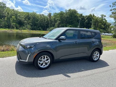 Used 2023 Kia Soul LX w/ Option Group 015 FWD image 2