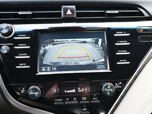 Used 2018 Toyota Camry XLE image 29