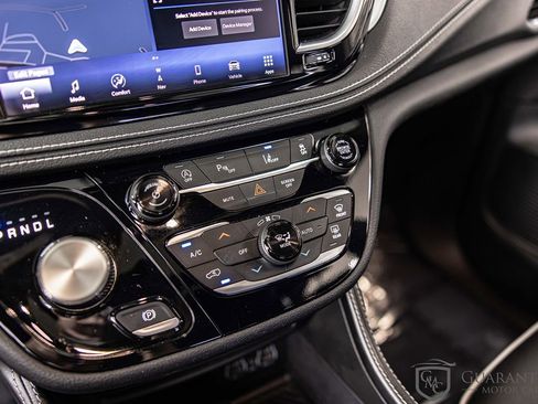 Used 2025 Chrysler Pacifica Limited FWD image 29