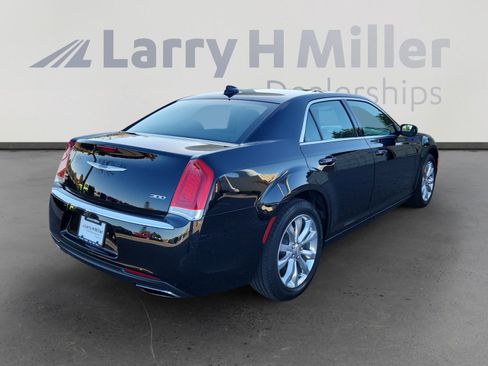Used 2018 Chrysler 300 Touring image 6