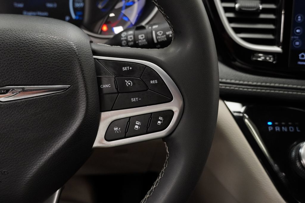 Used 2024 Chrysler Pacifica Limited FWD image 35