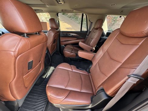 Used 2015 Cadillac Escalade Luxury image 16
