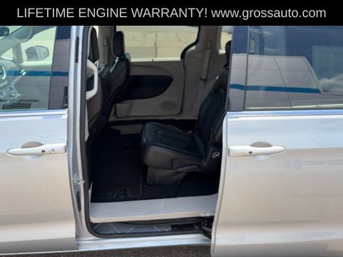 Used 2023 Chrysler Pacifica Touring-L FWD image 29