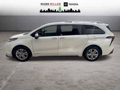 Used 2021 Toyota Sienna Platinum AWD/4WD image 2
