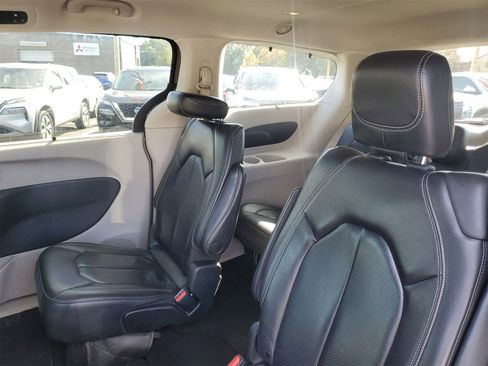 Used 2022 Chrysler Pacifica Touring-L image 30